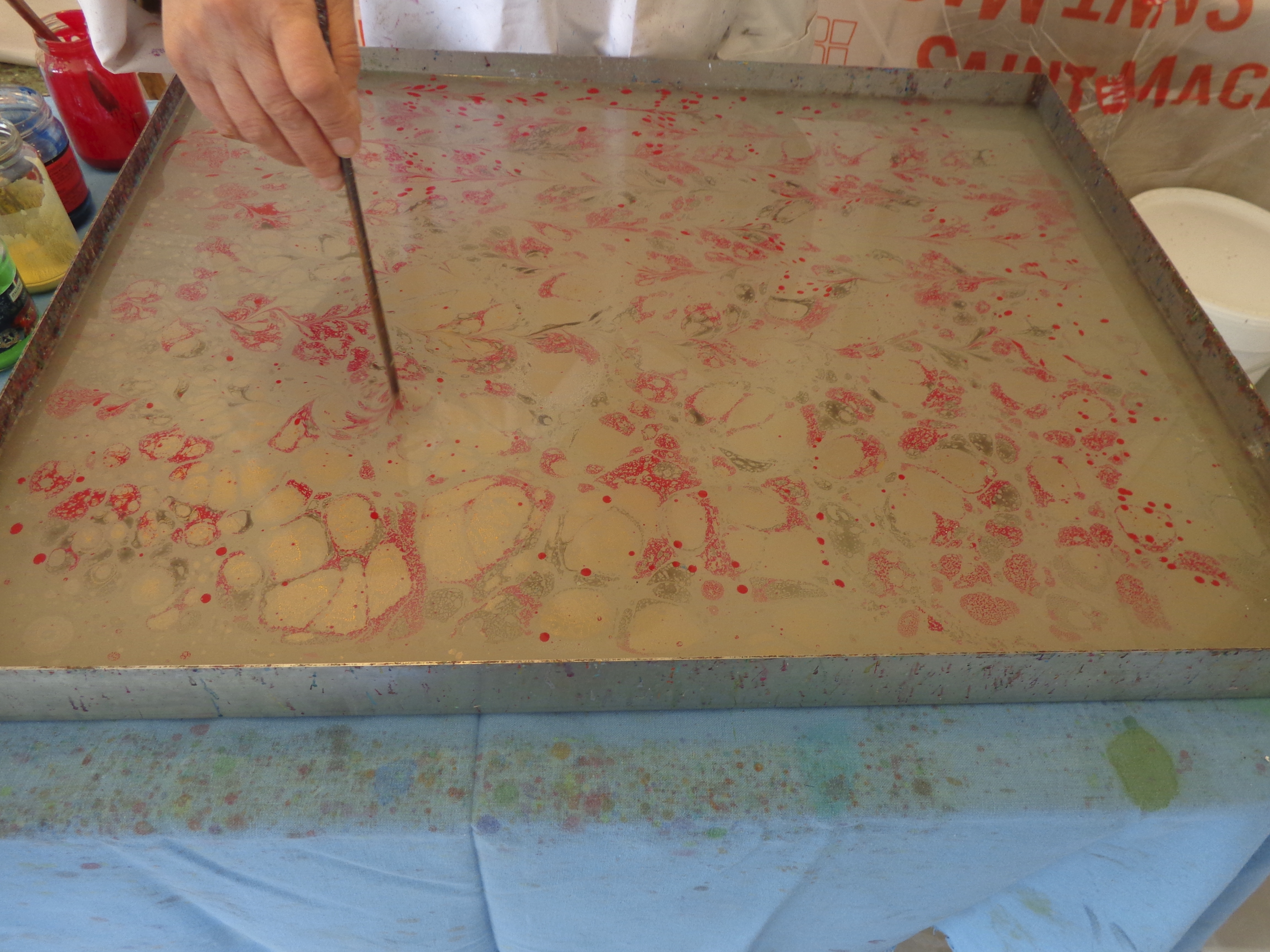 Papier marbré fait main étirement des couleurs à la baguette
